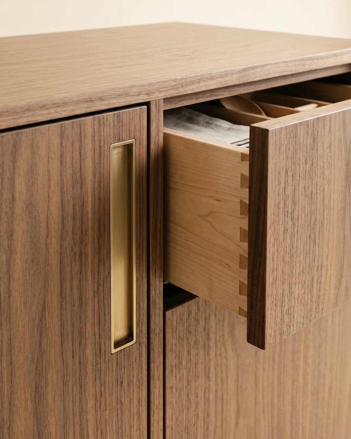 Puerta de gabinete walnut con tirador embutido de bronce cepillado